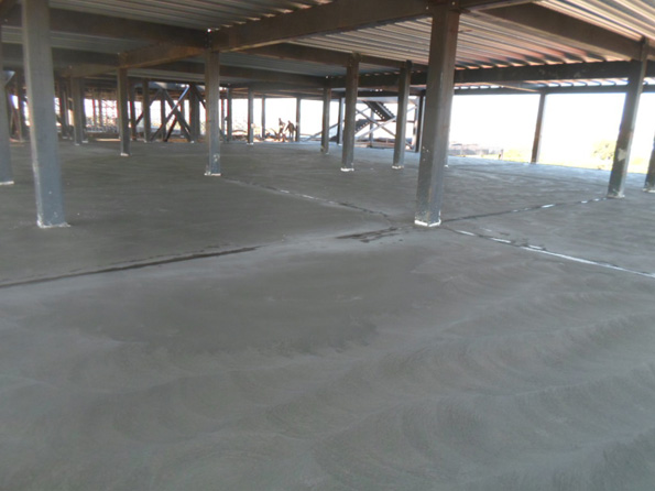 Estrutura Met�lica 2� laje concretada 100%  - Torres e �rea dos elevadores 26/04/2013