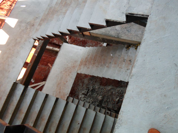 Estrutura Met�lica ? Escadas Terreo ao 2� andar frente ? Degraus preenchidos concretados