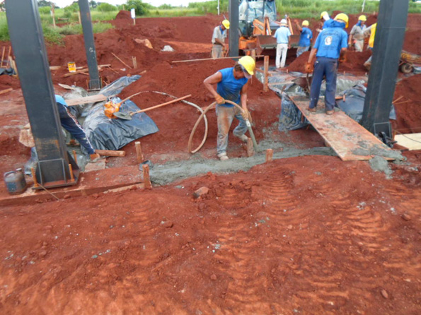 Funda��es rasas - Concretando Baldrames em 18/01/2013